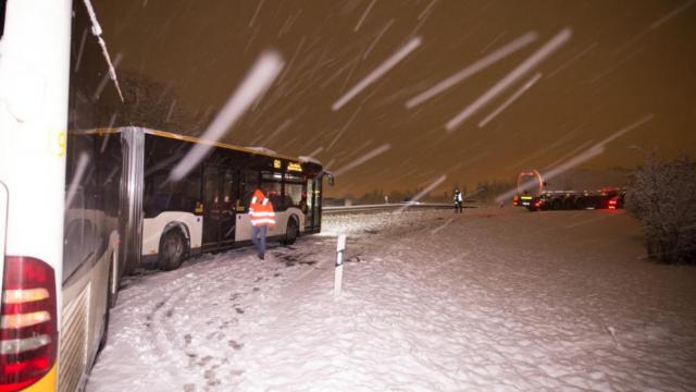 Bão tuyết trở lại càn quét nước Đức: Tai nạn liên hoàn, hàng trăm chuyến bay bị hoãn - 2
