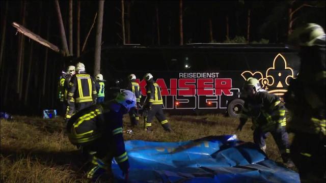 Đức: Xe Bus du lịch mất lái lao vào rừng khi đạng chạy trên đường cao tốc, hàng chục hành khách hoảng loạn - 0
