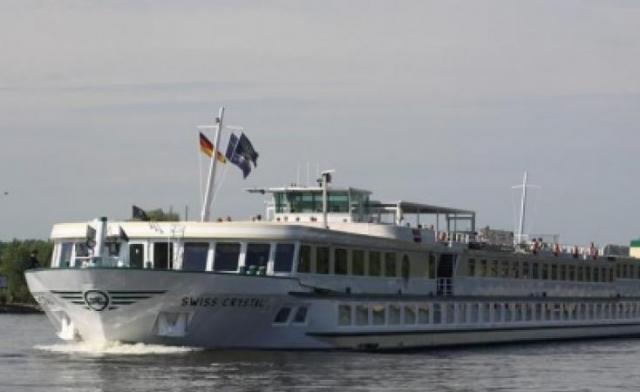 Đức: Tàu du lịch đâm vào chân cầu cao tốc, 30 người bị thương - 0