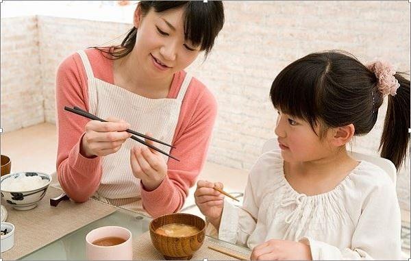 Hành vi của cha mẹ trên bàn ăn quyết định sự thành bại của cuộc đời con cái - 2