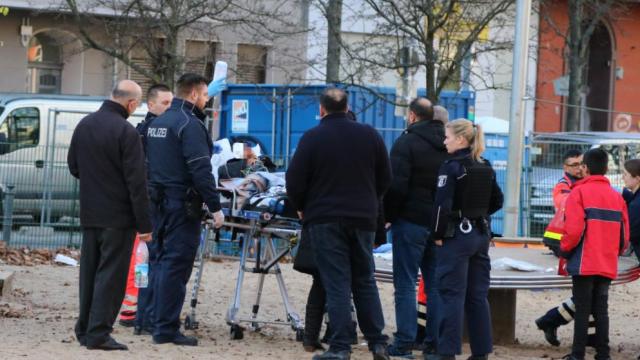 Berlin: Kinh hoàng pháo hoa nổ trúng mặt, hai trẻ bị thương nặng - 0
