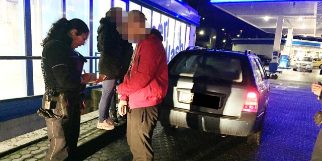Đức: Đốt pháo ném ra ngoài từ trong ô-tô, nam thanh niên nhận quả đắng - 0
