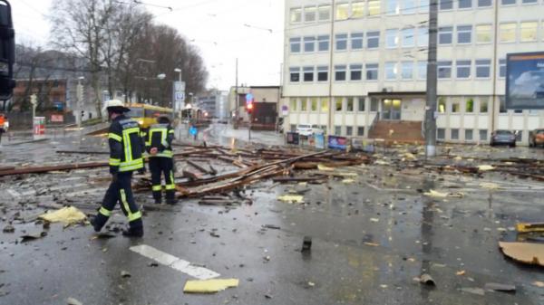 Bão siêu mạnh “tàn phá” nước Đức: Tai nạn khắp nơi, tàu xe hủy hàng loạt - 1