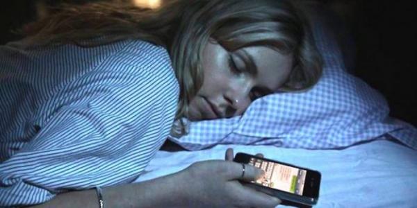 Hãy tránh xa điện thoại, nhất là khi ngủ – Sở Y tế California Mỹ cảnh báo nguy cơ ung thư, vô sinh… - 1