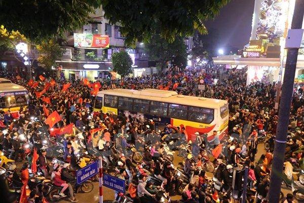 Tình yêu bóng đá và năng suất lao động - 0