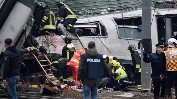 Tàu lửa trật đường ray ở Ý, máu chảy dọc thân tàu - 1