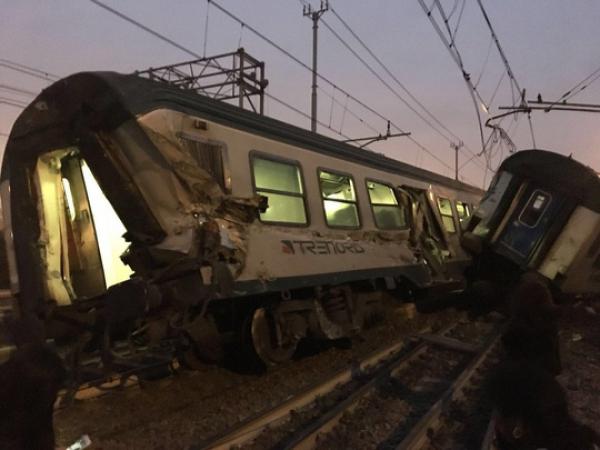 Tàu lửa trật đường ray ở Ý, máu chảy dọc thân tàu - 2