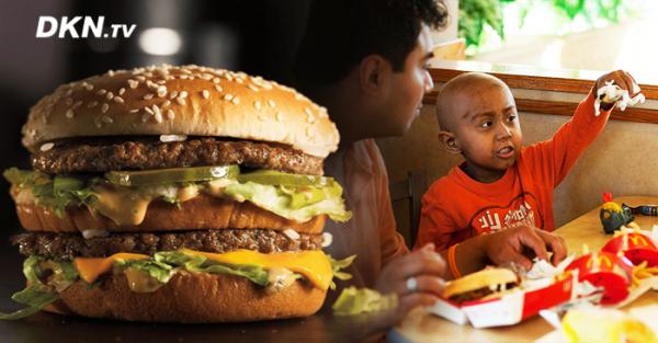 Bữa ăn cảm động của hai cha con nghèo tại cửa hàng McDonald và chiếc hamburger đặt trước - 0