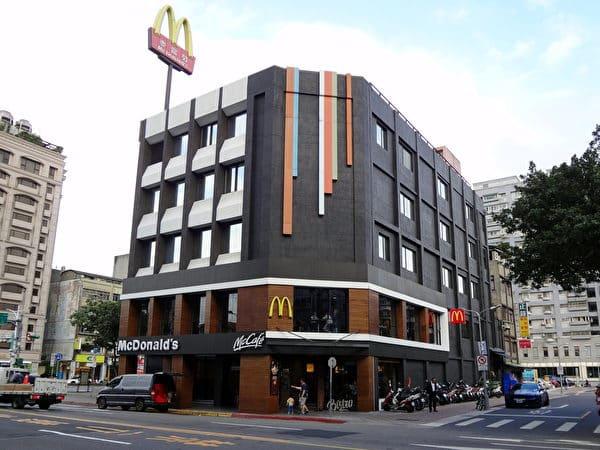 Bữa ăn cảm động của hai cha con nghèo tại cửa hàng McDonald và chiếc hamburger đặt trước - 1