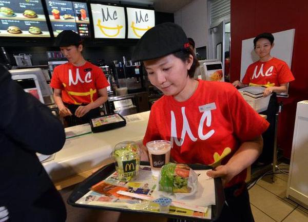 Bữa ăn cảm động của hai cha con nghèo tại cửa hàng McDonald và chiếc hamburger đặt trước - 2