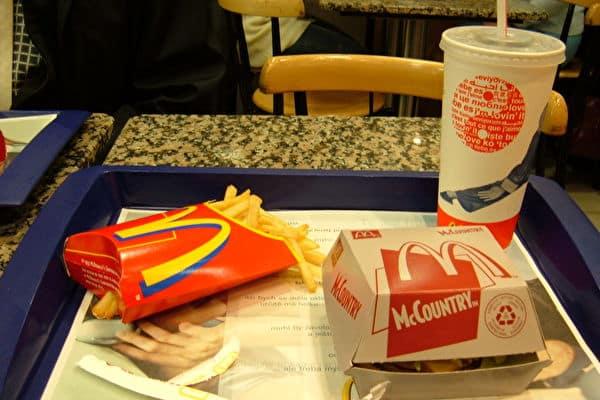 Bữa ăn cảm động của hai cha con nghèo tại cửa hàng McDonald và chiếc hamburger đặt trước - 3