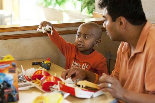 Bữa ăn cảm động của hai cha con nghèo tại cửa hàng McDonald và chiếc hamburger đặt trước - 4