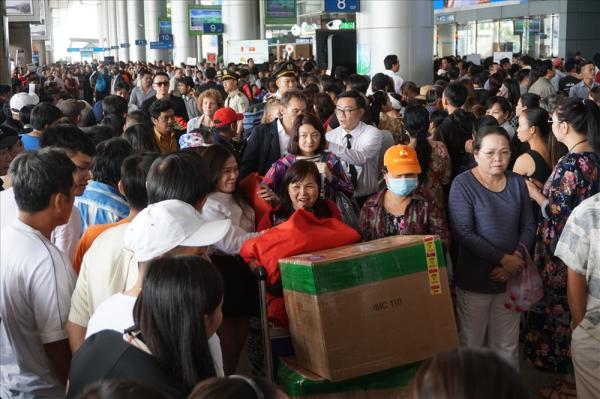 Người Việt - Việt kiều và sĩ diện đón người thân ở sân bay - 0