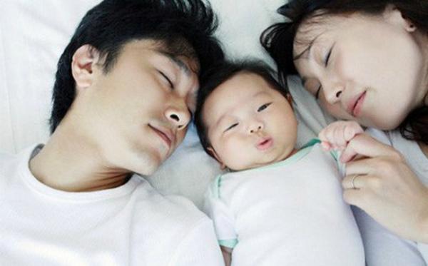 Trẻ sơ sinh ngủ cùng cha mẹ dễ tử vong do ngộp thở - 0