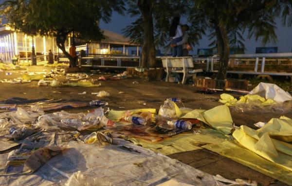 Biển rác ở trung tâm Sài Gòn sau màn pháo hoa đêm giao thừa - 1