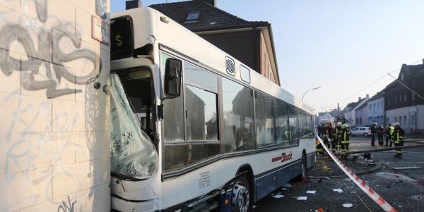Dortmund: Xe Bus chở học sinh đâm vào tường, 19 học sinh bị thương - 0