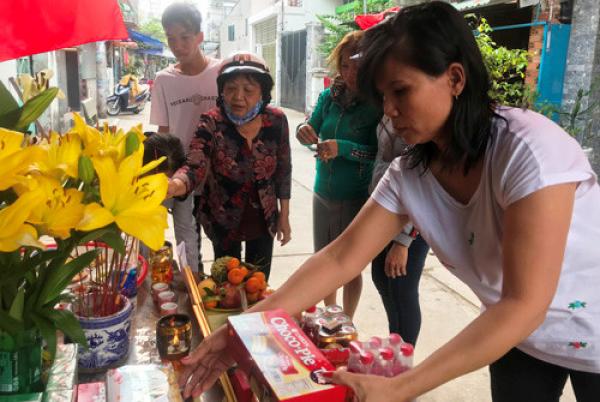 Thảm sát 5 người ở TPHCM: Bé gái sống nhiều giờ bên thi thể người thân? - 4