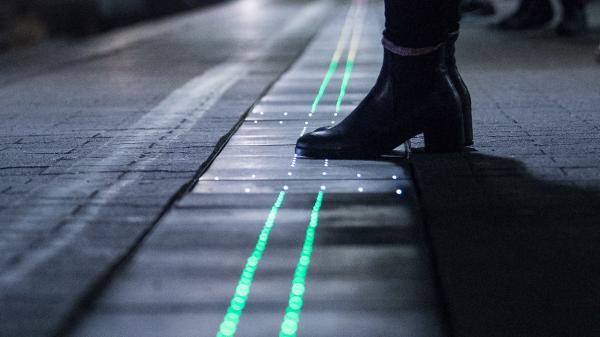 Ấn tượng công nghệ Đức: Dải đèn báo vị trí cửa lên và toa tàu nào vắng khách - 0