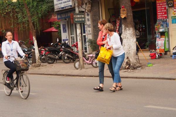 Khách Tây: 12 bài học để đời khi sang đường ở Việt Nam - 0
