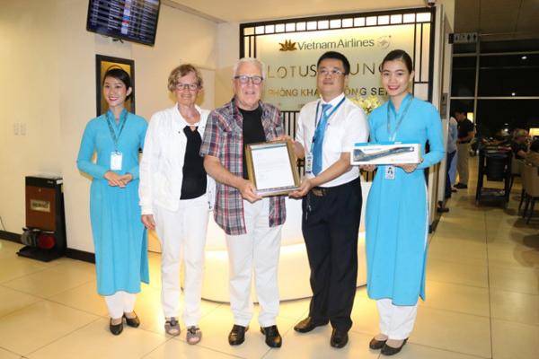 Vietnam Airlines tri ân bác sĩ Đức cấp cứu hành khách - 0