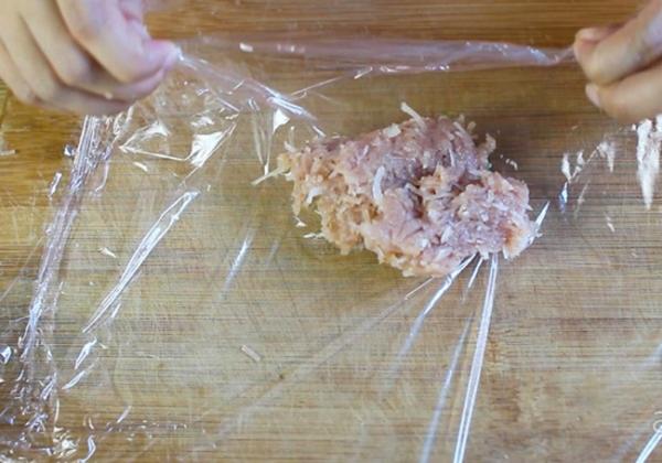 Cách làm nem chua tại nhà siêu đơn giản, không cần bột vẫn giòn ngon - 5