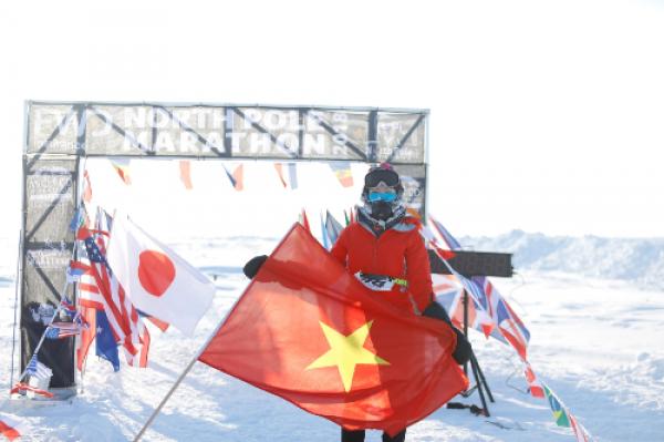 Người phụ nữ Việt chạy gần 10 giờ dưới trời -32 độ C ở Bắc Cực - 0