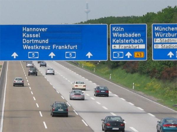 Người Việt hướng dẫn cách chạy xe trên cao tốc Autobahn ở Đức - 0