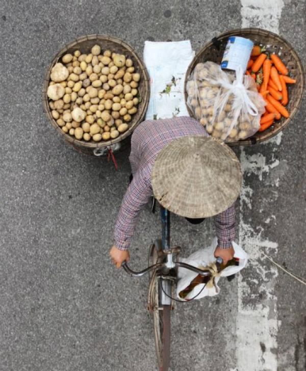 Khách Tây: Hiếm lúc nào thấy phụ nữ Việt ngơi tay làm việc - 3