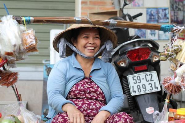 Khách Tây: Hiếm lúc nào thấy phụ nữ Việt ngơi tay làm việc - 7