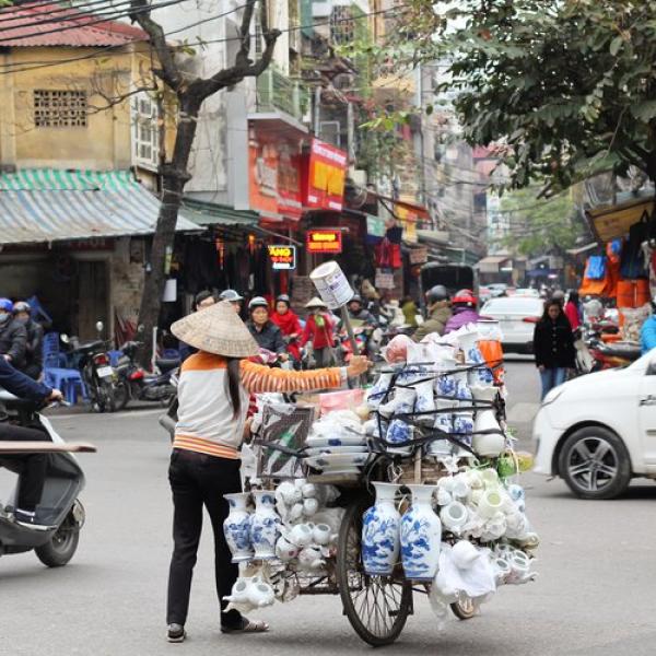 Khách Tây: Hiếm lúc nào thấy phụ nữ Việt ngơi tay làm việc - 2