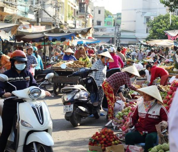 Khách Tây: Hiếm lúc nào thấy phụ nữ Việt ngơi tay làm việc - 0