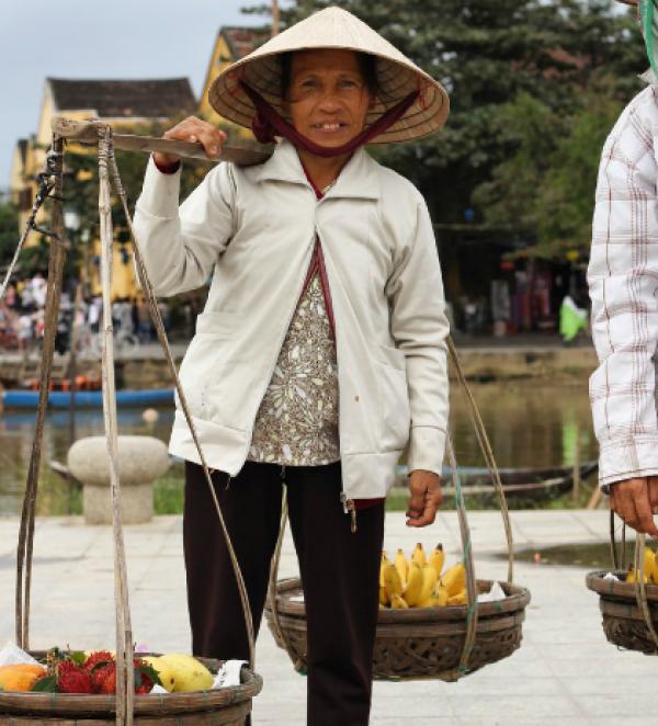 Khách Tây: Hiếm lúc nào thấy phụ nữ Việt ngơi tay làm việc - 4