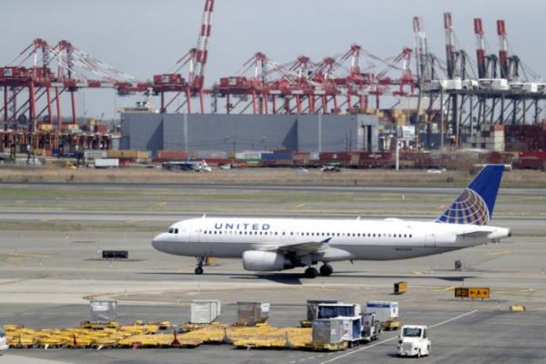 United Airlines bị kiện vì mời hành khách có mùi hôi ra khỏi phi cơ - 0