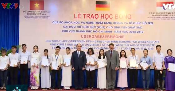 42 1 Duc Trao Hoc Bong Cho 250 Sinh Vien Viet Nam Xuat Sac