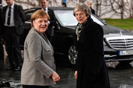 42 1 Tinh Huong Boi Roi Khi Thu Tuong Anh Den Berlin Gap Ba Angela Merkel