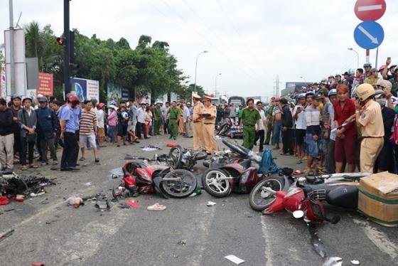 42 2 Hien Truong Kinh Hoang Vu Container Dam Hang Chuc Xe May O Long An