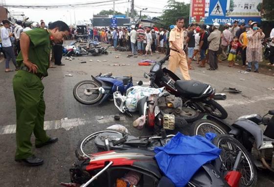 42 4 Hien Truong Kinh Hoang Vu Container Dam Hang Chuc Xe May O Long An