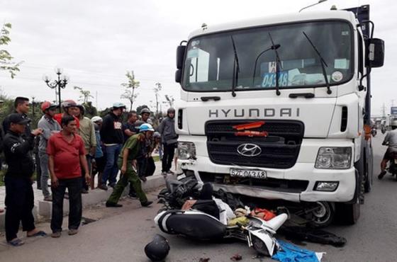 42 5 Hien Truong Kinh Hoang Vu Container Dam Hang Chuc Xe May O Long An