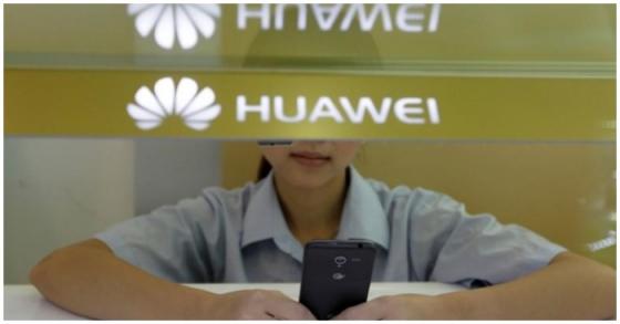 42 1 Huawei Phat 2 Nhan Vien Dung Iphone Gui Loi Chuc Nam Moi