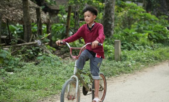 42 2 Cau Be 13 Tuoi Dap Xe 103 Km Len Ha Noi Tham Em Nhan Duoc Mon Qua Y Nghia Tu Cac Manh Thuong Quan