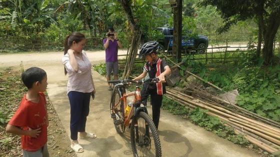 42 3 Cau Be 13 Tuoi Dap Xe 103 Km Len Ha Noi Tham Em Nhan Duoc Mon Qua Y Nghia Tu Cac Manh Thuong Quan