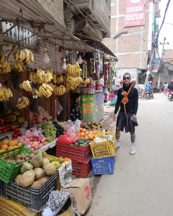 42 3 Vo Chong Nguoi Duc Bi Nem Da Vi Xin Tien Dan Mang De Di Du Lich