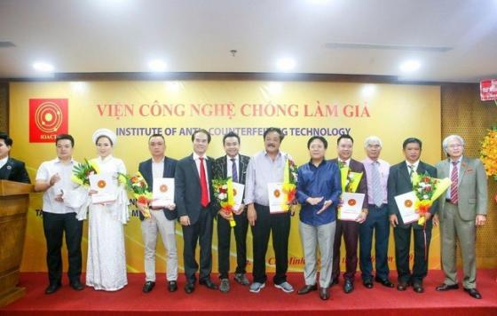 42 1 Nu Hoang Van Hoa Tam Linh Xin Rut Khoi Ban Chong Hang Gia