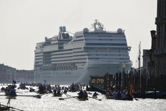 42 2 Pha Ca Phe Ben Bo Kenh Hai Du Khach Duc Bi Duoi Khoi Venice