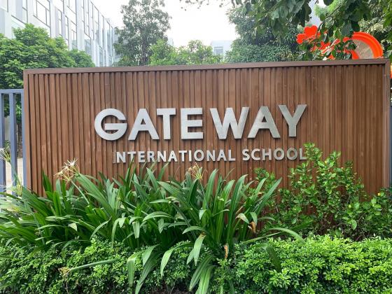 42 1 Truong Gateway Gan Mac Quoc Te Chi De Loe Phu Huynh Hut Hoc Sinh