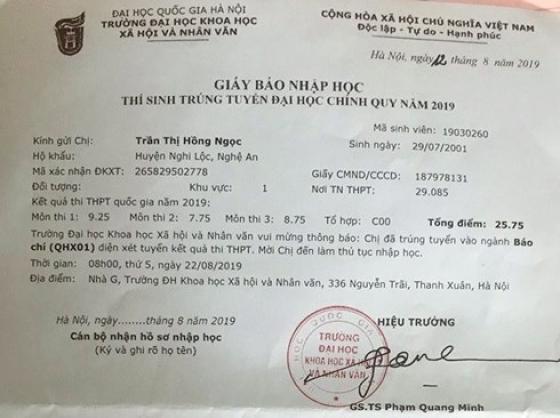 42 2 Nu Sinh Ngheo Xu Nghe Xin Me Dong Khung Giay Bao Nhap Hoc Lam Ky Niem