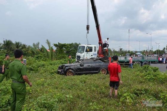42 3 Vu 3 Thi The Trong Xe Mercedes Nam Duoi Kenh Nguoi Me Tung Dang Tin Tim Kiem 2 Con Trai Va Con Dau Dang Mang Bau 75 Thang