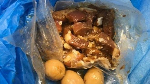 42 2 Them Mot Du Khach Viet Nam Bi Truc Xuat Vi Mang 4kg Banh Trung Thu Vao Uc