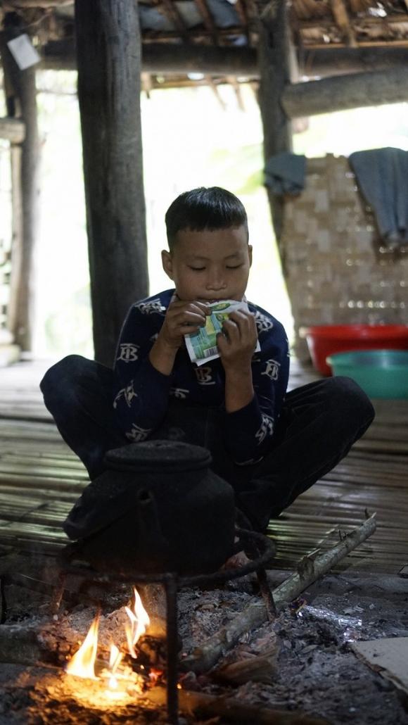 42 2 Cau Be 10 Tuoi Song Co Doc Giua Rung