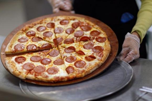 42 4 Tiem Banh Cung Cap Pizza Mien Phi Cho Nguoi Vo Gia Cu Vi Khong No Nhin Ho Luc Thung Rac Tim Do An